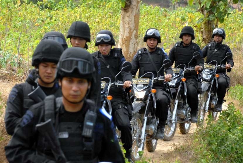 The Riau Provincial Police is deploying two platoons of Mobile Brigade (Brimob) personnel to help fight land and forest fires in Rokan Hilir district, Riau province.