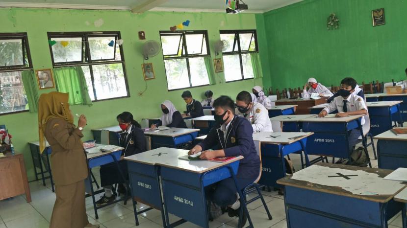 Sejumlah sekolah di Kota Bekasi melakukan simulasi belajar tatap muka, Senin (3/8).