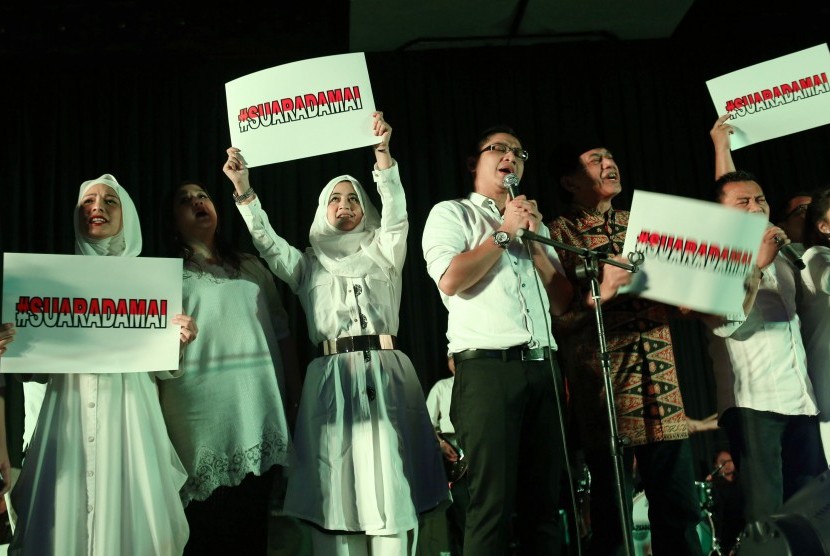 Sejumlah selebritis menyerukan suara damai dalam Konser Senandung Suara Damai Indonesiaku di Balai Kartini, Jakarta, Ahad (20/7). 