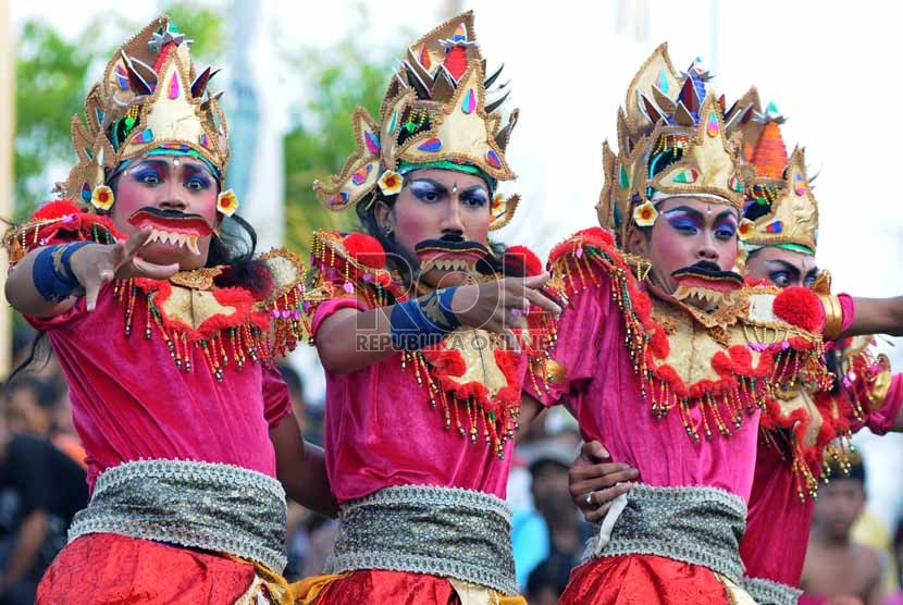  Sejumlah seniman beratraksi tarian dalam acara Nusa Dua Fiesta di Peninsula, Nusa Dua, Bali, Jum'at (2/11). (Republika/Aditya Pradana Putra)