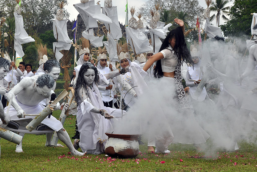 Sejumlah seniman Komunitas Lima Gunung menampilkan kolaborasi tari, olah tubuh, dan musik kontemporer berjudul 'White Noise' pada gelaran Borobudur Writers & Culture Festival (BWCF) 2015 di panggung terbuka komplek Taman Wisata Candi Borobudur, Magelang, J