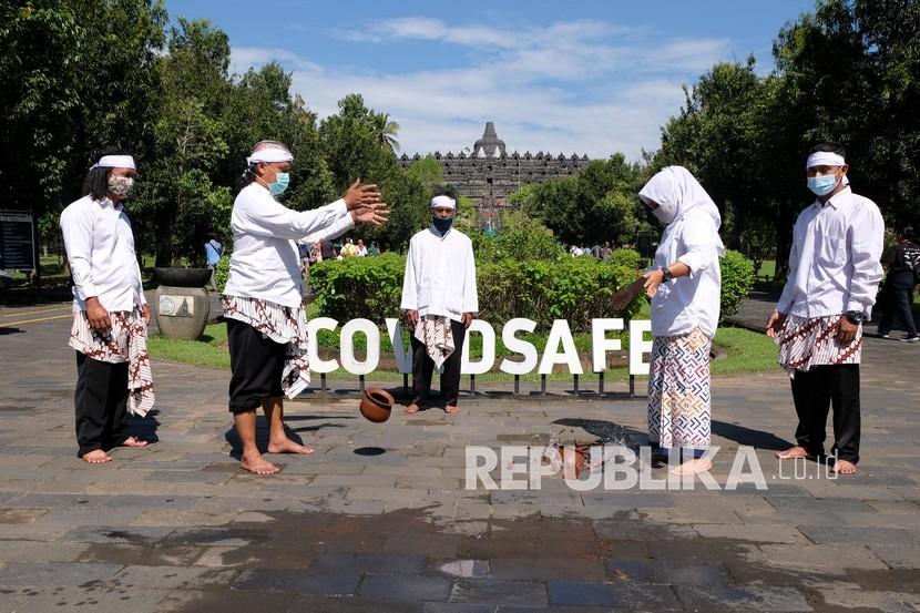 Sejumlah seniman melakukan ritual memecahkan guci berisi air di kompleks Taman Wisata Candi (TWC) Borobudur, Magelang, Jateng. TWC mulai dibuka kembali Selasa (18/5) sesuai edaran Satgas Covid-19 Mangelang. 