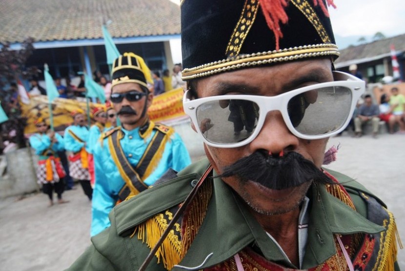    Sejumlah seniman memainkan kesenian tradisional khas Magelang, Tari Jelantur, di Wonolelo, Kabupaten Magelang, Jawa Tengah, Ahad (27/5). (Aditya Pradana Putra/Republika)