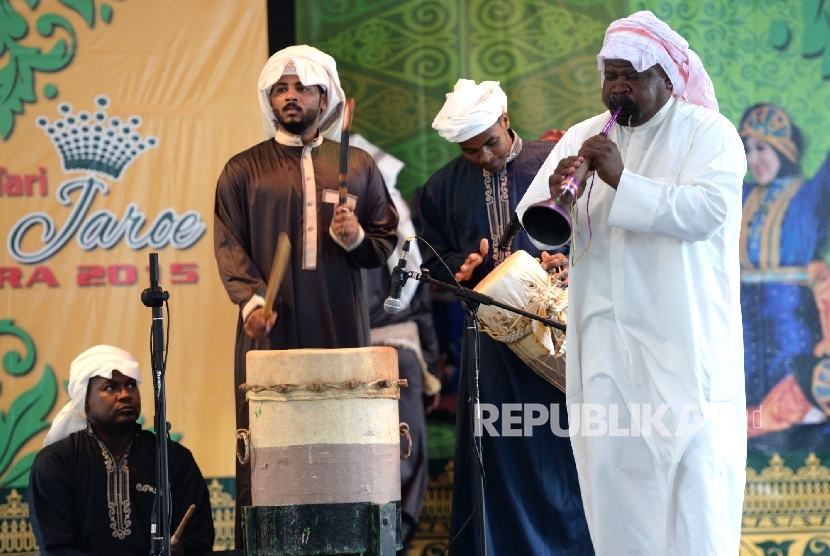 Sejumlah seniman membawakan kesenian tradisional Saudi Arabia saat Pekan Kebudayaan Saudi Arabia di Anjungan NAD, TMII, Senin (28/3). (Republika/Wihdan Hidayat)