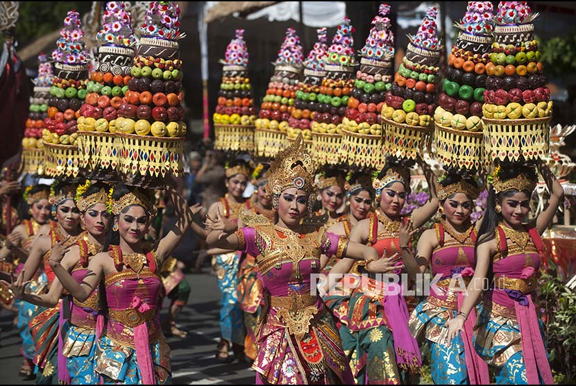 Sejumlah seniman membawakan tari kolosal Siwa Nata Raja yaitu salah satu dari sembilan tari Bali yang diakui UNESCO sebagai warisan budaya tak benda dalam parade Pesta Kesenian Bali ke-39 di depan Monuman Bajra Sandhi, Denpasar, Sabtu (10/6).