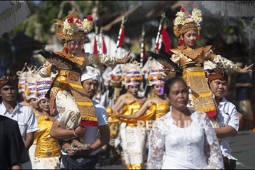 Sejumlah seniman membawakan Tari Sang Hyang Dedari yaitu salah satu dari sembilan tari Bali yang diakui UNESCO sebagai warisan budaya tak benda. (ilustrasi)