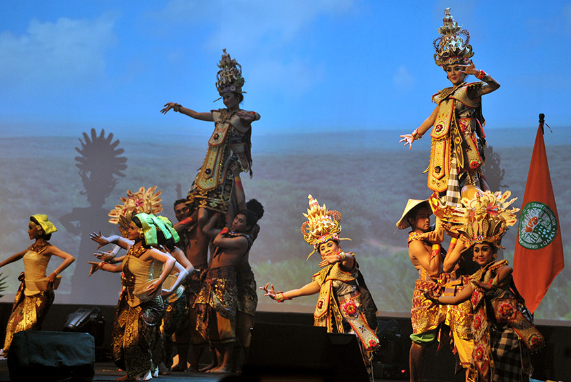 Sejumlah seniman membawakan tarian Kelapa Sawit saat pembukaan Konferensi Minyak Sawit (IPOC) 2015 di Nusa Dua, Bali, Kamis (26/11).