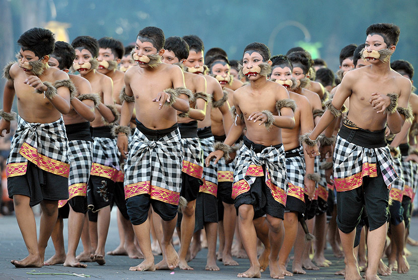 Sejumlah seniman mempersembahkan tari kolosal bertajuk parade topeng dalam Festival Denpasar 2015 di Denpasar, Bali, Senin (28/12).