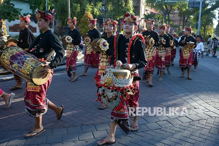Sejumlah seniman menampilkan parade Baleganjur dalam rangkaian peringatan serangan umum Kota Denpasar ke-71 di Lapangan Puputan Badung, Rabu (17/5). Parade yang digelar selama dua hari tersebut diikuti 20 kelompok/karang taranuna di Kota Denpasar untuk  memberikan ruang kreativitas kepada seniman muda sekaligus menarik wisatawan datang ke Pulau Dewata. 
