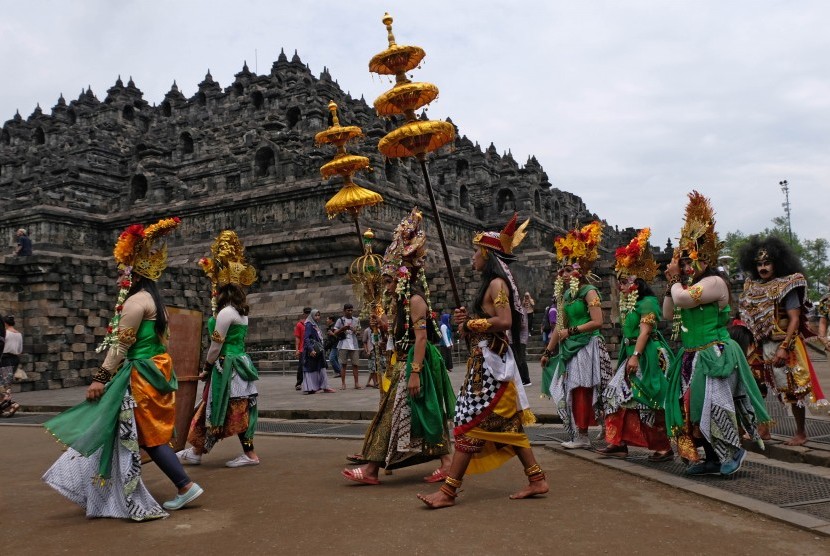Sejumlah seniman mengikuti kirab Ruwat Rawat Borobudur di kompleks Taman Wisata Candi (TWC) Borobudur, Magelang, Jawa Tengah, Minggu (9/2/2020). Tradisi Ruwat Rawat Borobudur yang dilaksanakan oleh masyarakat seniman komunitas Brayat Panangkaran Borobudur tersebut sebagai bentuk penghargaan dan pelestarian terhadap situs warisan budaya dunia melalui seni budaya tradisional. 
