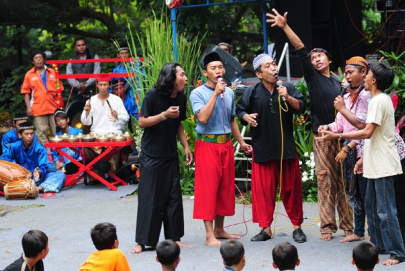 Sejumlah seniman menunjukkan aksi mereka dalam kesenian lenong pada Festival Budaya Betawi 2011 di Hutan Kota Srengseng, Jakarta Barat, Sabtu (11/6). Acara yang merupakan rangkaian dari perayaan Hari Ulang Tahun ke-484 Jakarta tersebut diselenggarakan untu