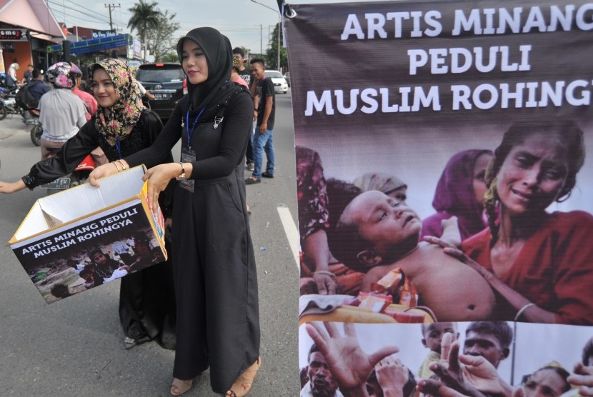 Sejumlah seniman Minang menggalang dana untuk Rohingya di Jl Gajahmada, Padang, Sumatera Barat, Kamis (7/9). 