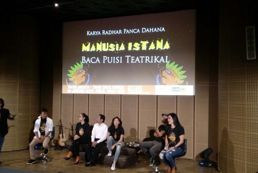 Sejumlah seniman yang hadir saat jumpa pers Manusia Istana yang akan ditampilkan Sabtu (28/1) di Taman Ismail Marzuki, Jakarta