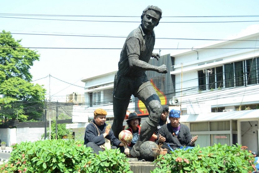 Sejumlah seniman yang tergabung dalam Rawayan Seniman Bandung (RSB) menggelar aksi teaterikal dan doa bersama terkait kondisi persepakbolaan Indonesia, di Tugu Bola Ajat Sudrajat, Kota Bandung, Selasa (2/6).