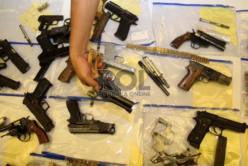  Sejumlah senjata api rakitan yang berhasil disita petugas kepolisian.    (Republika/Yasin Habibi)