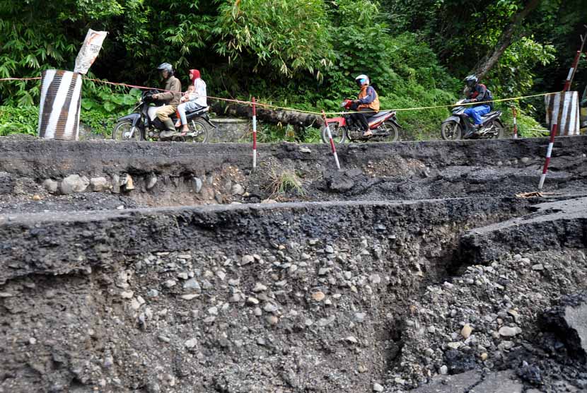  Sejumlah sepeda motor berjalan perlahan saat melintasi lokasi jalan raya Kendal-Temanggung yang amblas di Desa Watudono, Pageruyung, Kendal, Jateng, Rabu (5/2). (Antara/Anis Efizudin)