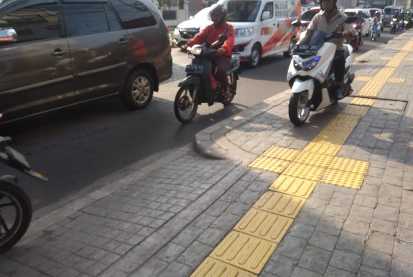 Sejumlah sepeda motor melintas diatas trotoar di Jalan Rs Fatmawati, Cilandak,  Jakarta Selatan,  Selasa (21/5).