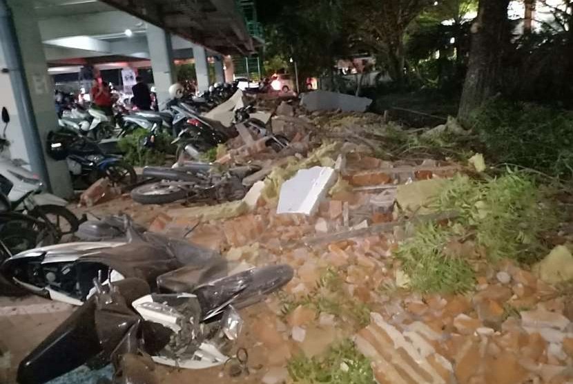  Sejumlah sepeda motor rusak karena tertimpa puing-puing pembatas dan pengaman areal parkir mal di Bali.