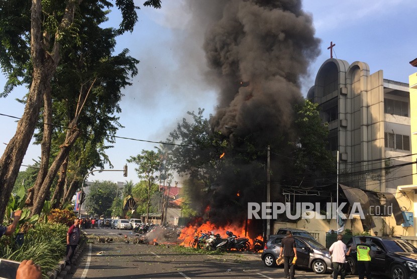 Sejumlah sepeda motor terbakar sesaat setelah terjadi ledakan di Gereja Pantekosta Pusat Surabaya (GPPS), Surabaya, Jawa Timur, Minggu (13/5). 