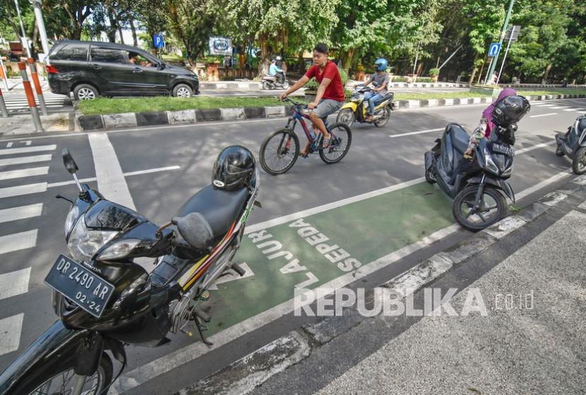 Sebuah jalan di Kota Mataram, NTB (ilustrasi). Pemerintah Kota Mataram, Provinsi Nusa Tenggara Barat, menerima bantuan dana alokasi khusus (DAK) sebesar Rp 15 miliar untuk pemeliharaan dan peningkatan kualitas jalan dan sanitasi.