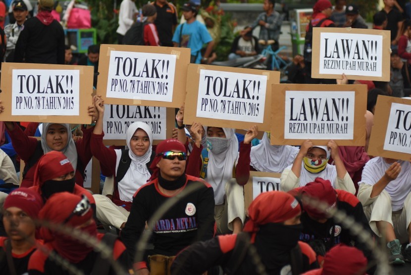 Sejumlah serikat buruh melakukan aksi unjuk rasa di depan Gedung Negara Grahadi Surabaya, Jawa Timur, Selasa (10/11).