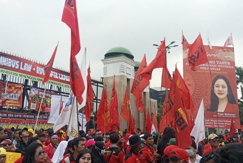 Sejumlah Serikat buruh menggelar aksi demo Rancangan Undang - Undang-Undang (RUU) Omnibus Law Cipta Lapangan Kerja. (Ilustrasi) 