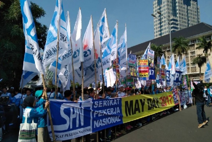 Sejumlah Serikat Pekerja berkumpul di Kawasan Jalan MH Thamrin Jakarta Pusat, Senin (1/5).