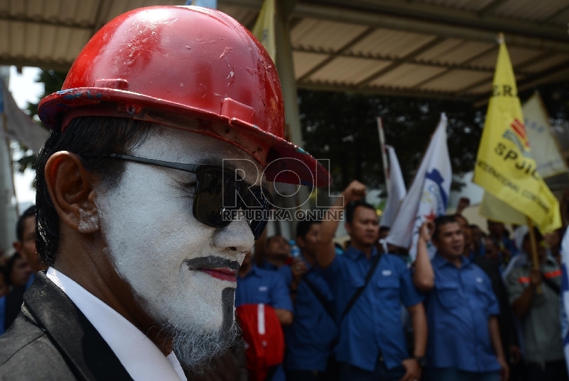  Sejumlah serikat pekerja Jakarta International Container Terminal (JICT) melakukan aksi unjuk rasa di depan Gedung KPK, Jakarta, Selasa (22/9).