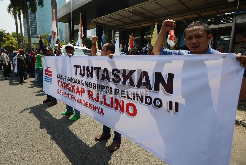 Sejumlah serikat pekerja Jakarta International Container Terminal (JICT) melakukan aksi unjuk rasa di depan Gedung KPK, Jakarta, Selasa (22/9).