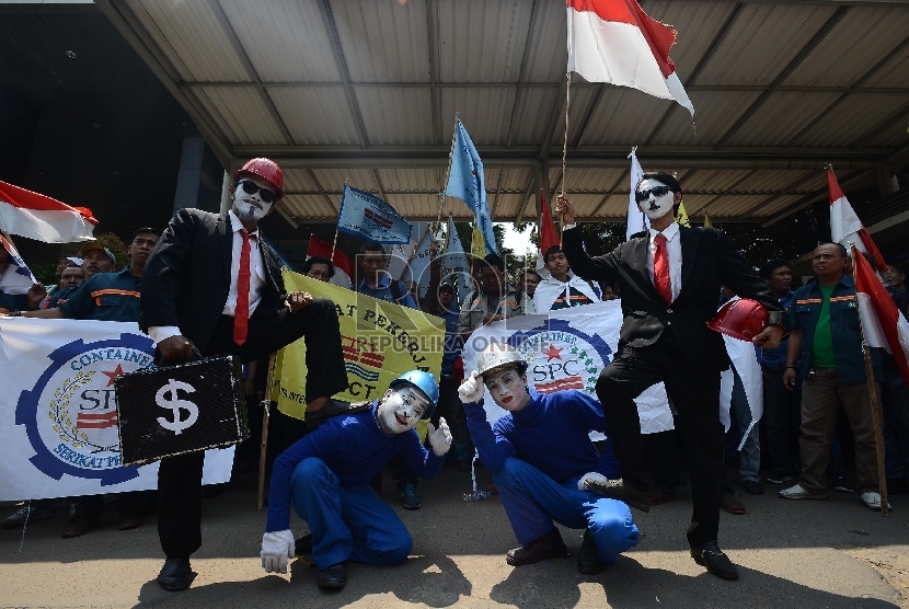 Sejumlah serikat pekerja Jakarta International Container Terminal (JICT) melakukan aksi unjuk rasa di depan Gedung KPK, Jakarta, Selasa (22/9).Republika/Raisan Al Farisi