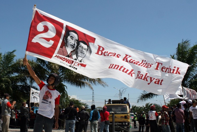 Sejumlah simpatisan Capres dan Cawapres nomor urut 2, Jokowi-JK saat mendeklarasikan relawan mengawalan rekapitulasi suara kemenangan Jokowi 