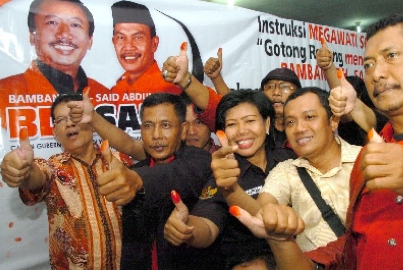   Sejumlah simpatisan dan kader Partai Demokrasi Indonesia Perjuangan (PDIP) Surabaya.