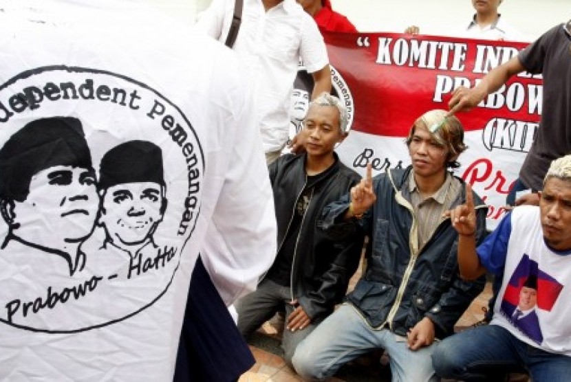 Sejumlah simpatisan pendukung Prabowo-Hatta melakukan aksi mengecat rambut menjadi warna putih dalam acara deklarasi Komite Independent Pemenangan Prabowo-Hatta (KIPRAH), Bandung, Jawa Barat, Rabu (4/6). 