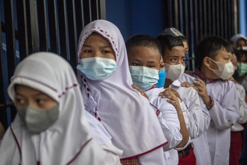Sejumlah siswa antre untuk mengikuti vaksinasi Covid-19 bagi anak usia 6-11 tahun (ilustrasi). Sebanyak 70 ribu anak di Kabupaten Cirebon, Jawa Barat, telah divaksinasi Covid-19.