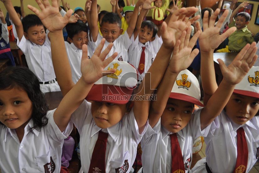   Sejumlah siswa baru menerima pengarahan dari guru mereka di SDN 05 Pejaten Timur, Jakarta Selatan, Senin (15/7).    (Republika/Rakhmawaty La'lang)