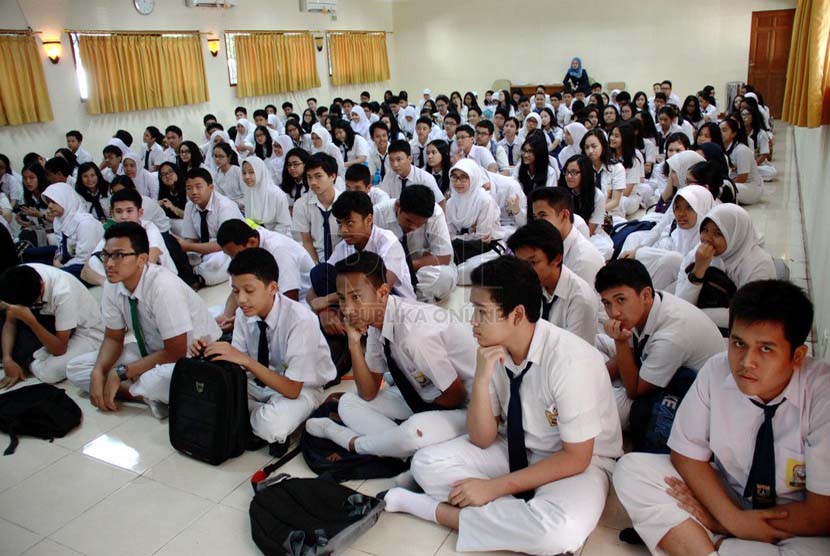 Sejumlah siswa baru mengikuti Masa orientasi siswa (MOS) saat hari pertama masuk sekolah di SMAN 8 Jakarta, Senin (14/7). (Republika/ Yasin Habibi).