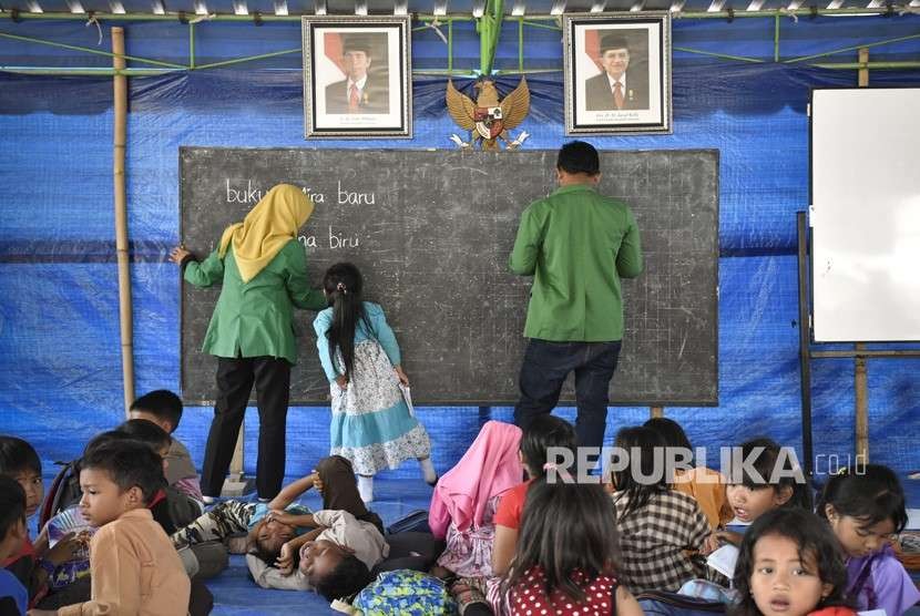 Sejumlah siswa belajar di tenda sekolah darurat di SDN 1 Guntur Macan Desa Guntur Macan, Kecamatan Gunungsari, Lombok Barat, NTB, Jumat (28/9). 