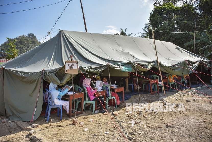 Sejumlah siswa belajar di tenda sekolah darurat di SDN 1 Guntur Macan Desa Guntur Macan, Kecamatan Gunungsari, Lombok Barat, NTB, Jumat (28/9). 