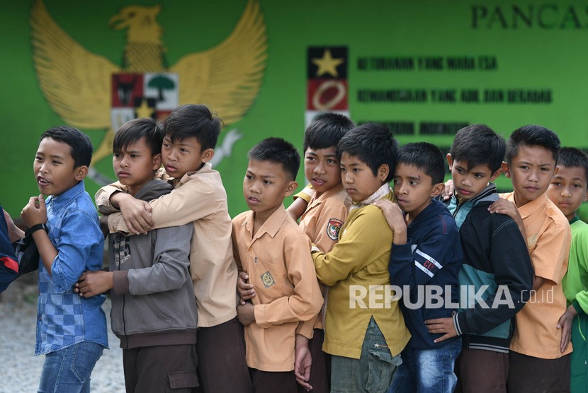 Disdik Jayawijaya Imbau Orang Tua Dorong Anak Bersekolah. Sejumlah siswa berbaris saat bermain dengan polisi di SD Yayasan Pendidikan Islam (Yapis) Wamena, Kabupaten Jayawijaya, Papua. 