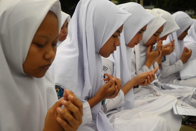 Sejumlah siswa berdoa saat mengikuti acara Doa dan Zikir bersama jelang Ujian Nasional (UN) di Kudus, Jawa Tengah, Sabtu (16/3/2019). 
