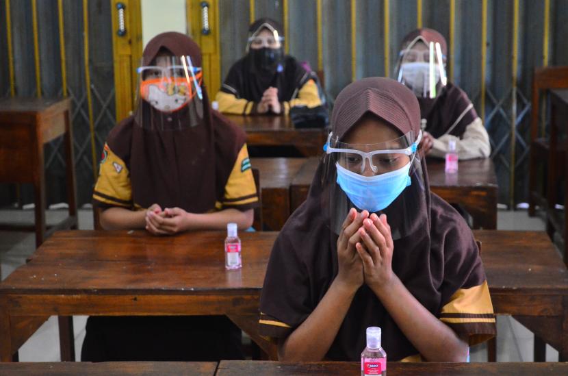 Sejumlah siswa berdoa saat mengikuti simulasi Pembelajaran Tatap Muka (PTM) di SD 1 Jepang, Mejobo, Kudus, Jawa Tengah.