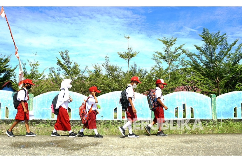 Sejumlah siswa berjalan kaki pulang dari sekolah di Mamuju, Sulawesi Barat. Tidak ada pasien di Sulawesi Barat (Sulbar) yang meninggal akibat COVID-19 dalam sepekan terakhir berdasarkan data Satgas Penanganan COVID-19 Sulbar.