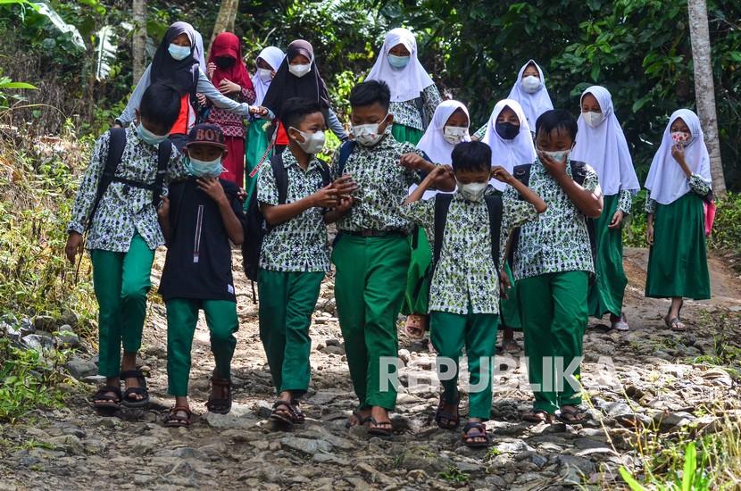 Sejumlah siswa berjalan kaki saat pulang sekolah menuju ke rumah mereka masing-masing (ilustrasi) 