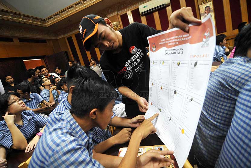 Sejumlah siswa berkebutuhan khusus mengikuti sosialisasi pencoblosan Pemilu 2014 di Sekolah Luar Biasa (SLB) Paket B Pangudi Luhur, Kembangan, Jakarta Barat, Rabu (26/2).