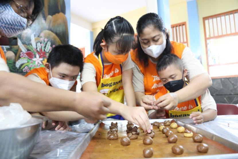 Sejumlah siswa berkebutuhan khusus (SKH) Sang Timur, Karang Tengah, Kota Tangerang mengikuti pelatihan baking, di Bogasari Baking Centre. 