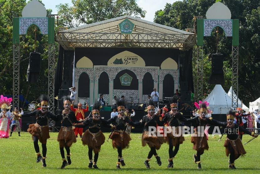  Sejumlah siswa berpakaian adat mengikuti pembukaan perkemahan Rohis Nasional yang diadakan di Bumi Perkemahan Cibubur, Jakarta Timur, Selasa (3/5). (Republika/Raisan Al Farisi)