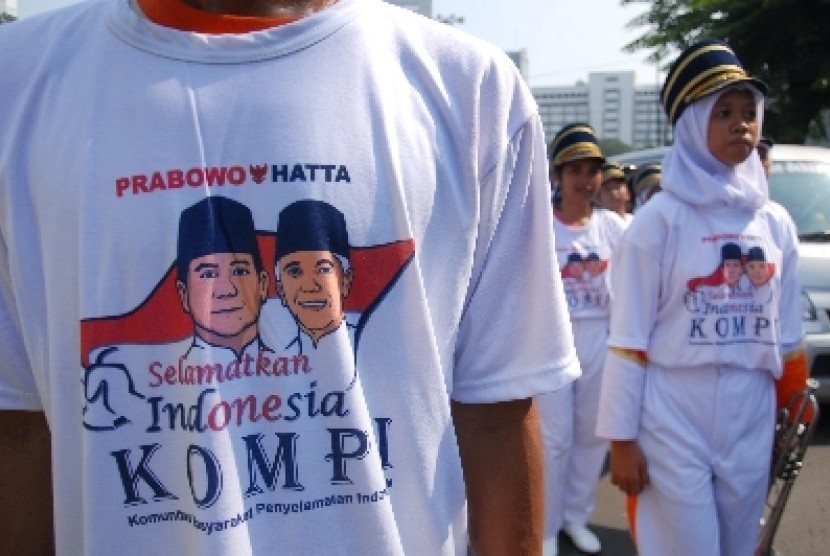 Sejumlah siswa dan relawan pendukung Prabowo-Hatta yang tergabung dalam Komunitas Masyarakat Penyelamat Indonesia (KOMPI) melakukan pawai dan aksi long march menuju Taman Ismail Marzuki, Jakarta, Sabtu (7/6). 