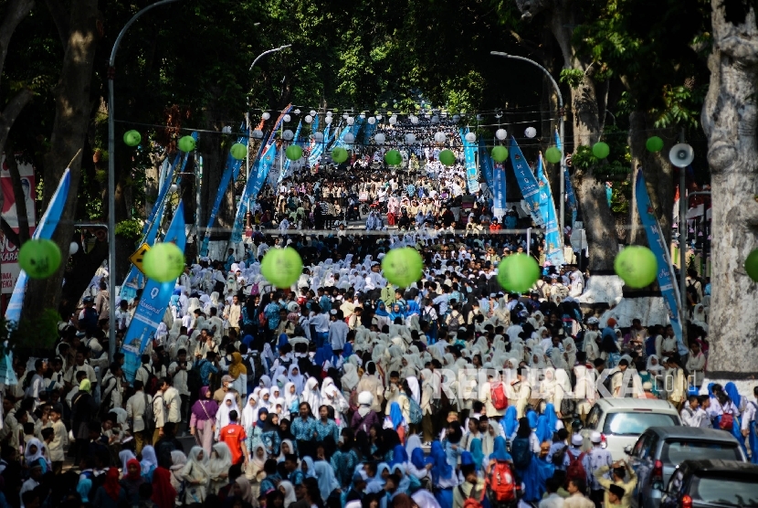 Sejumlah siswa dan siswi menyanyikan mars MTQ secara bersama-sama yang dilaksanakan di Sepanjang Jalan Pejanggik, Mataram, Nusa Tenggara Barat, Kamis (28/7). (Republika/ Raisan Al Farisi)