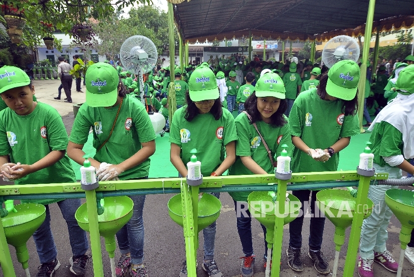 Sejumlah siswa dan siswi SD mencuci tangan / Ilustrasi 