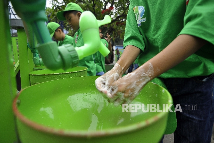 Sejumlah siswa dan siswi SD melakukan cuci tangan dalam rangka memperingati Hari Cuci Tangah Sedunia 2016 di Halaman Sekolah SD Negeri Karang Pawulang, Jl Karawitan, Kota Bandung, kamis (27/10).